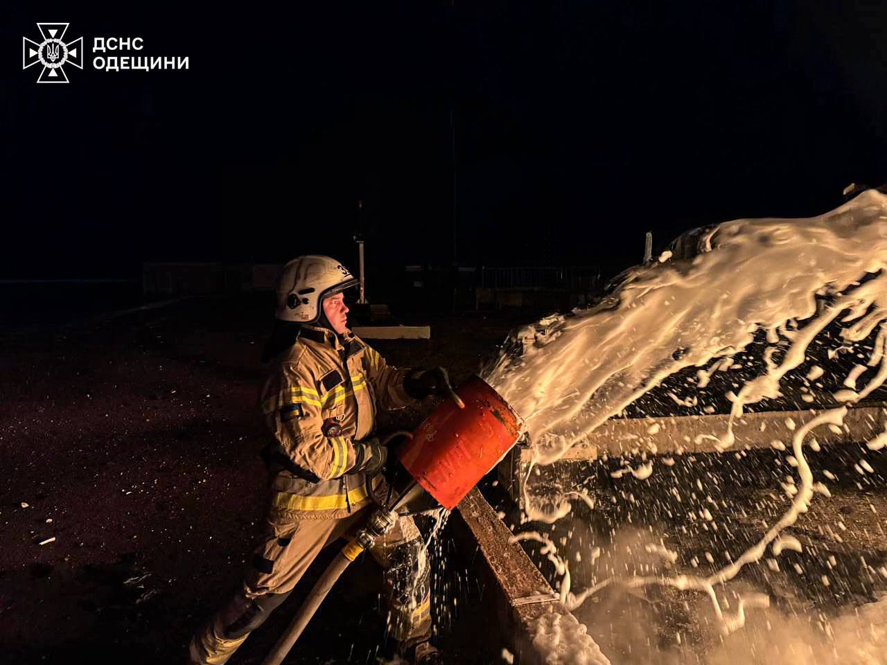 Росіяни знову атакували енергетику Одещини: виникли пожежі